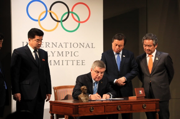 남북한 합의 내용에 서명하는 IOC 위원장