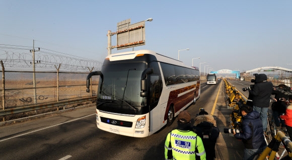 서울 향하는 현송월 일행 버스
