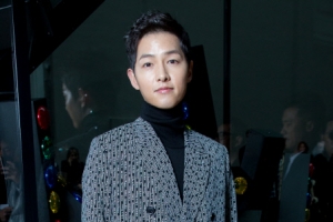 배우 송중기, 파리 패션쇼 참석한 모습 포착...결혼 이후 ‘더 훈훈해진 외모’