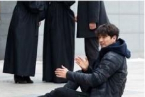 ‘리턴’ 이진욱, 장례식장 앞에서 내동냉이 쳐진 사연은..?