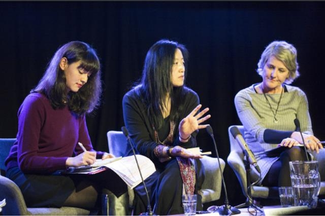 지난 3일 베를린 한국문화원에서 열린 강영숙(가운데) 작가 초청 문학대담 행사에서 강 작가가 외국인 참석자들에게 2006년 출간한 장편소설 ‘리나’에 대해 설명하고 있다. 독일 한국문화원