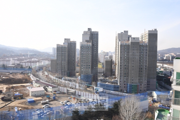 다음달 일반분양을 앞두고 공사가 한창 진행 중인 경기 과천시 주공 7-1단지 재건축 건설 현장. 과천에서는 올해만 재건축 사업으로 일반분양 아파트 3000여 가구가 공급된다. 최해국 선임기자 seaworld@seoul.co.kr
