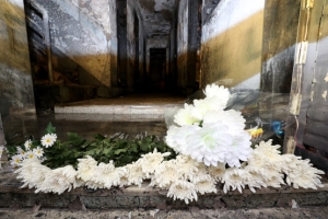 [포토] 안타까운 세모녀 죽음 앞에 ‘수십 송이 국화만이’