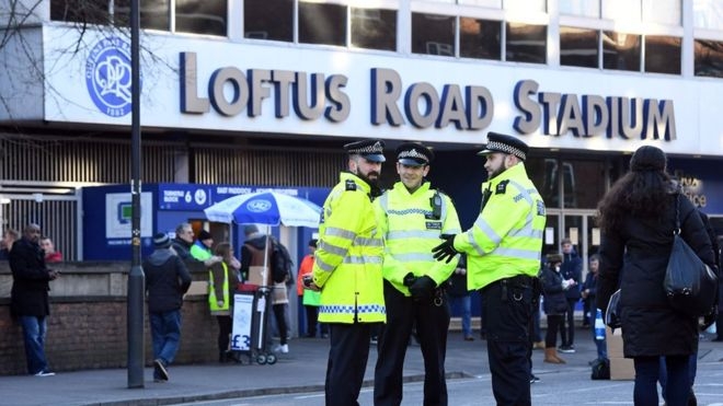 영국 경찰이 소변을 넣은 불병 투척 사건이 일어난 로프터스 로드 스타디움 바깥에서 얘기꽃을 피우고 있다. 런던 EPA