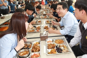 광명시 ‘중·고교 신입생 대상’ 전국 최초 교복비 무상 지원