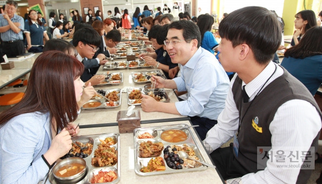 양기대(오른쪽 두 번째) 시장이 지난해 명문중학교를 찾아 학생들과 함께 점심식사를 하고 있는 모습. 광명시 제공