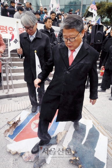 조원진 인공기 불태우고 김정은 초상화 짓밟고