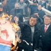 현송월 보란듯…조원진, 인공기 불태우고 김정은 초상 짓밟고 왜?