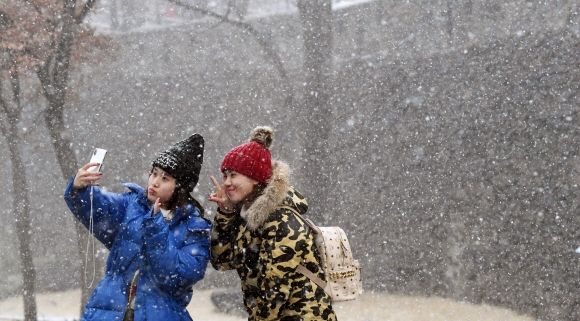 22일 서울에 많은 눈이 내린 가운데 서울 남산에서 관광객들이 사진을 찍고 있다. 2018. 1. 22 정연호 기자 tpgod@seoul.co.kr