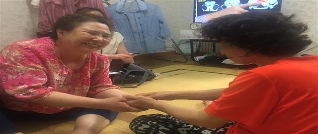 지난 10일 서울 동작구 위기가정 발굴단이 지역 내 독거노인과 대화하고 있다. 동작구 제공