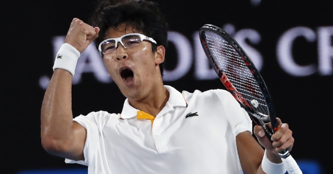 세계랭킹 58위의 정현(사진) 선수가 22일(한국시간) 호주 멜버른의 멜버른 파크에서 열린 ‘2018 호주 오픈’ 남자단식 16강전에서 노바크 조코비치(14위·세르비아)를 3대0(7-6, 7-5, 7-6)으로 꺾고 한국 테니스 사상 처음으로 호주 오픈 8강에 진출했다. 로이터 연합뉴스
