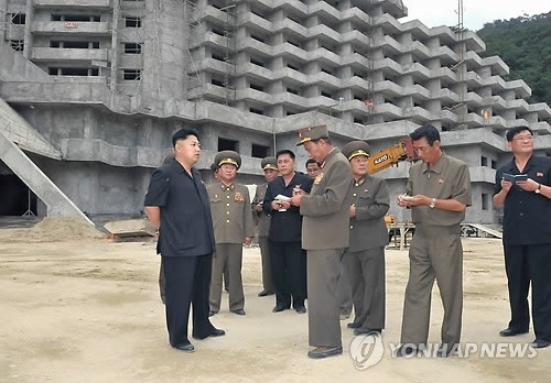 김정은 북한 노동당 위원장이 2013년 8월 강원도의 마식령 스키장 건설현장을 방문한 모습.