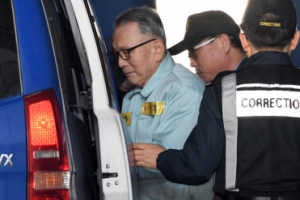 [서울포토] 항소심서 징역4년 선고받고 호송차에 올라타는 김기춘