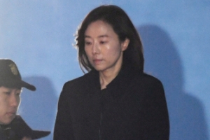 [서울포토] ‘블랙리스트’ 징역2년 법정구속… 구치소로 향하는 조윤선