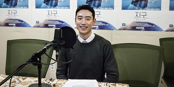 ‘지구: 놀라운 하루’ 내레이션을 맡은 배우 이제훈.