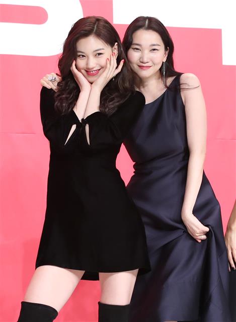 위키미키 김도연, 모델 장윤주(오른쪽)가 23일 오후 서울 영등포 타임스퀘어에서 열린 온스타일 뷰티프로그램 ‘겟잇뷰티 2018’ 제작발표회에 참석해 포즈를 취하고 있다. 뉴스1