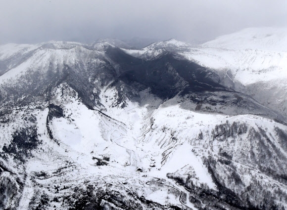 일본 화산 분화로 스키장 이용객 부상
