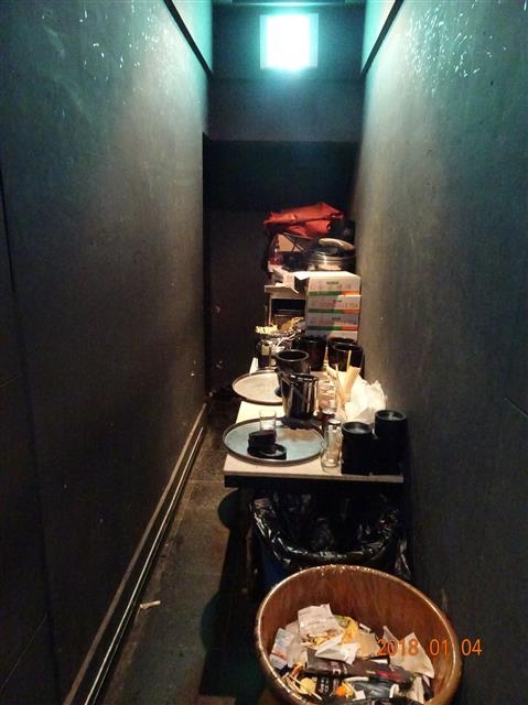 서울 강남구가 최근 단속한 신사동의 한 유흥업소 비상구 문 앞에 각종 물품이 쌓여 있다. 강남구 제공