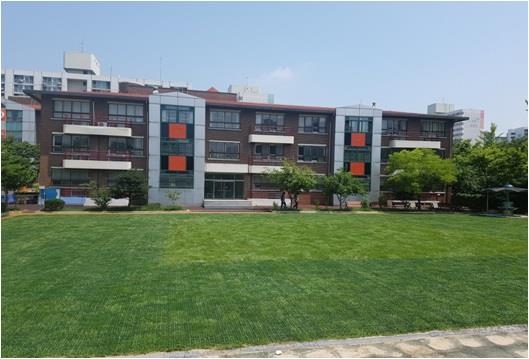 서울 강서구는 지난해 에코스쿨 조성사업을 통해 등원초등학교 운동장에 천연 잔디를 깔았다. 강서구 제공