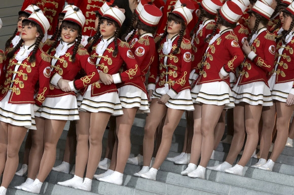 23일(현지시간) 독일 베를린에서 열리는 카니발에 참가하는 댄스팀 ‘레드 후사르(Red Hussars)’의 멤버들이 각선미를 드러낸 단체복을 입고 포즈를 취하고 있다. AP 연합뉴스