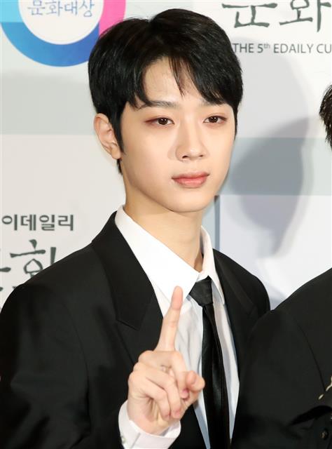 워너원 라이관린이 23일 오후 서울 세종문화회관에서 열린 ‘제5회 이데일리 문화대상’ 시상식에 참석해 포즈를 취하고 있다. <br>뉴스1