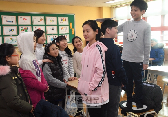 24일 겨울방학을 마치고 개학 한 옥수초등학교 4학년 교실에서 방학동안 키가 얼마나 컸는지 재보고 있다. 최해국 선임기자seaworld@seoul.co.kr
