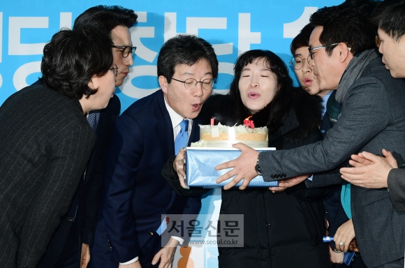바른정당 유승민 대표와 지도부가 24일 서울 여의도 당사에서 열린 창당 1주년 행사에서 축하 케이크를 받고 촛불을 끄고 있다.  이종원 선임기자 jongwon@seoul.co.kr