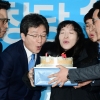 [서울포토] 바른정당 1주년 축하 케이크 촛불 끄는 유승민 대표