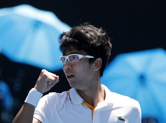 정현은 24일 호주 멜버른에서 열린 호주오픈 테니스대회 남자단식 준준결승에서 테니스 샌드그렌을 3-0으로 완파하고 4강에 진출했다. EPA 연합뉴스