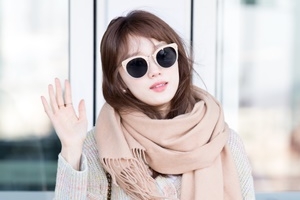 이성경, 최강 한파에 니트만 걸친 공항패션 ‘꽁꽁 언 손인사’