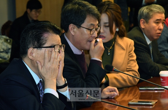 24일 국회 의원회관에서 열린 개혁신당 창당추진위원회 회의에  참석한 박지원 의원 피곤한듯 얼굴을 만지고있다. 이종원 선임기자 jongwon@seoul.co.kr