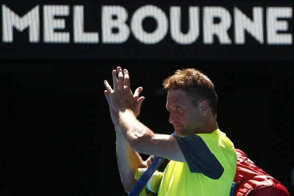 테니스 샌드그렌이 24일 호주 멜버른에서 열린 2018 호주오픈 테니스대회 남자 단식 8강전에서 정현한테 패배한 뒤 경기장을 떠나고 있다. 로이터 연합뉴스