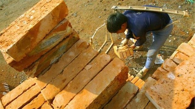 체불 임금을 돈 대신 벽돌로 받은 농민공이 벽돌을 옮기고 있다. 웨이보 캡처