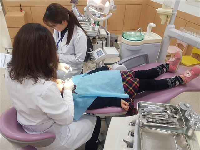 서울 영등포구 보건소에서 직원들이 한 아이를 검진하고 있다.  영등포구 제공