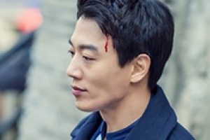 수목드라마 ‘흑기사’ 김래원, 피 흘리는 모습 포착 ‘무슨 일?’