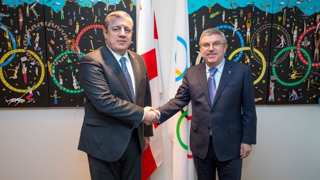 토마스 바흐(오른쪽) 국제올림픽위원회(IOC) 위원장이 지난 22일(현지시간) 스위스 로잔의 IOC 박물관에서 기오르기 크비리카슈빌리 조지아 총리를 만나 손을 맞잡고 있다. IOC 홈페이지 캡처 