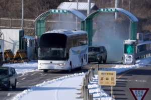 [서울포토] 남북출입국 통과하는 北선발대와 아이스하키 선수 차량