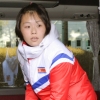 [서울포토] 짐 내리는 북한 여자 아이스하키 선수