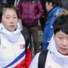 [서울포토] 짐 들고 이동하는 北 여자 아이스하키 선수들