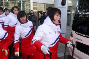 북한 여자아이스하키 선수단 도착…짐 싣고 진천 선수촌으로