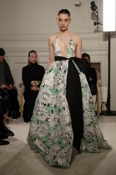 24일(현지시간) 프랑스 파리에서 열린 오트쿠튀르에서 모델이 발렌티노의 2018 봄/여름 컬렉션을 선보이고 있다.  AP 연합뉴스