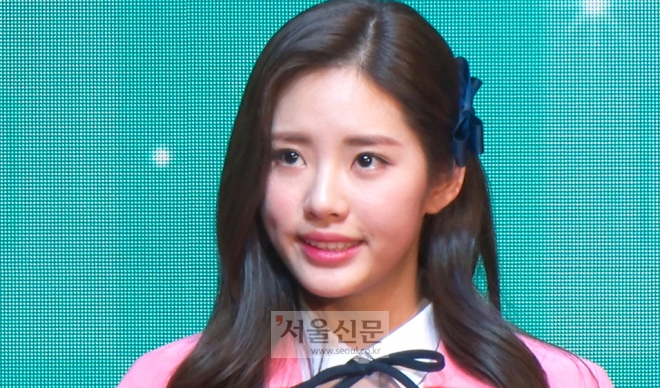 걸그룹 프로미스나인 멤버 박지원이 눈물을 참아 보이고 있다. 김형우 기자 hwkim@seoul.co.kr