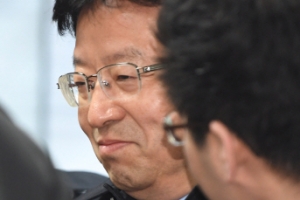 [서울포토] 미소 띤 얼굴로 법원 출석한 장석명 전 비서관