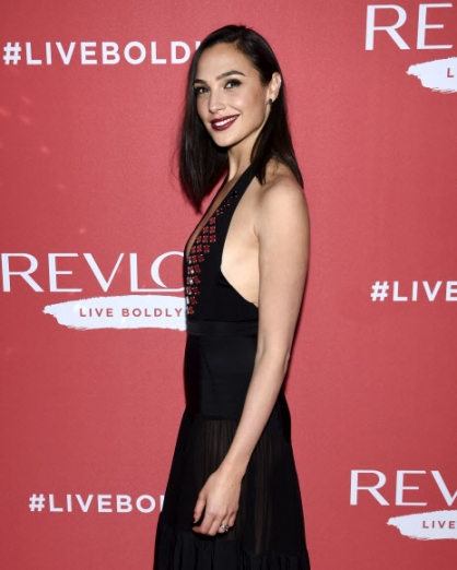 모델 겸 영화배우 갤 가돗이 24일(현지시간) 미국 뉴욕의 스카이라이트 모던에서 열린 미국 화장품 브랜드 ‘레브론(Revlon)’의 #Live Boldly 캠페인 이벤트에 참석했다.<br>AP 연합뉴스
