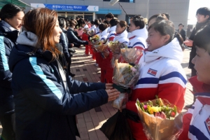 [서울포토] 북한 아이스하키 선수들에게 건네는 ‘환영의 꽃’