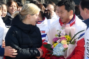 [서울포토] 악수하는 남북 여자 아이스하키팀 감독