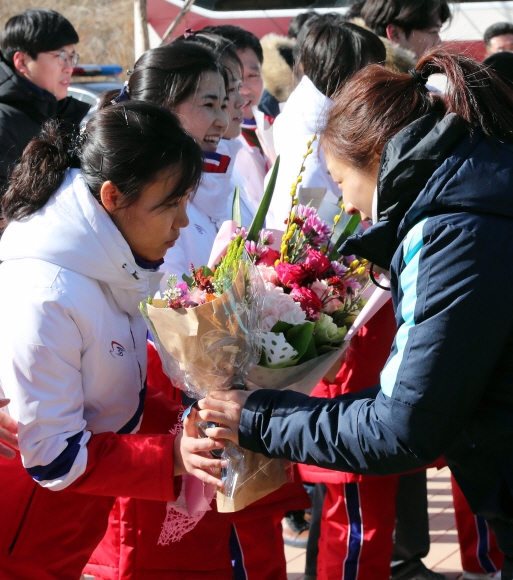 우리나라와 단일팀을 구성해 평창동계올림픽에 출전할 북한 여자 아이스하키 선수단이 25일 오후 충청북도 진천군 국가대표선수촌 빙상훈련장에 도착해 환영식을 하고 있다. 북한 선수들에게 꽃다발을 주고있다.  사진공동취재단