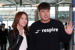 LA다저스 류현진, 여섯 번째 시즌 준비 차 LA행...배지현 동반 출국 포착