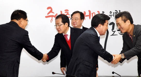 자유한국당 홍준표(왼쪽 두 번째) 대표가 25일 당사6층 회의실에서 생활정치 제2탄 ”중소기업 활성화”를위한 중소기업 중앙회장단을 접견하고 애로사항을 청취했다. 이종원 선임기자 jongwon@seoul.co.kr