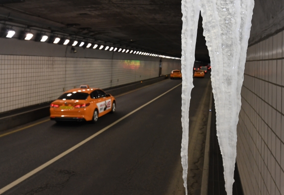 [서울포토] 맹추위에 자라난 무시무시한 고드름